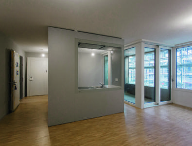 Cuisine ouverte vitrée et loggia dotée d'un panneau coulissant