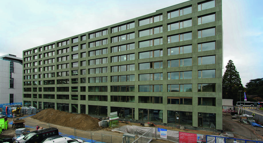 Le bâtiment longiligne est situé à l'angle des routes des Morillons et de Ferney