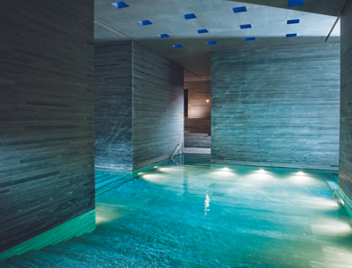 Les Thermes de Vals sont construits à partir de béton et de pierre extraite des collines environnantes.