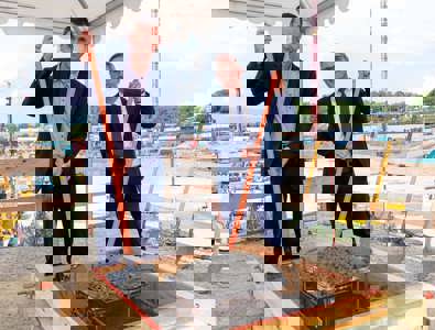 Les maîtres d’ouvrage Dominique Demaurex et Conradin Stiffler posent la première pierre le 30 août.