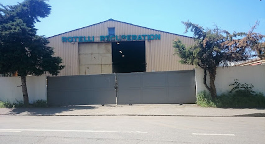 Le bâtiment est situé rue Jacques-Grosselin à Carouge