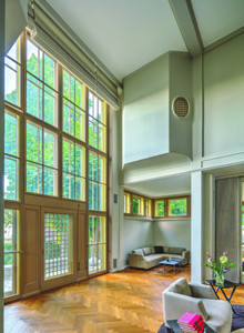 L’utilisation de grandes fenêtres horizontales pour un éclairage uniforme.