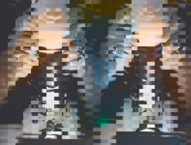 Se tailler une place de choix dans le monde ultra privé des pierres précieuses.