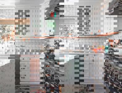 Le côté rétro s’adapte à toutes les cuisines et donne du cachet même à la plus petite et épurée d’entre elles.