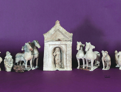 Ensemble de statuettes en terre cuite de l'Allier (F) déposé dans un coffre en bois, dans un sépulture de la nécropole du "Rocher", IIème siècle après JC.