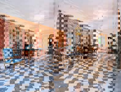 Le rez-de-chaussée de la maison de maître offre une surface de 500 m2.