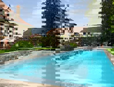 Une piscine a été ajoutée au domaine afin d’adapter celui-ci aux usages actuels.