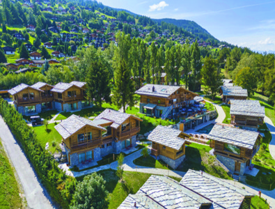 Inspiré des raccards valaisans traditionnels, ce nouvel établissement se compose de 25 chalets intimistes abritant 45 chambres, pour une expérience alliant confort et authenticité