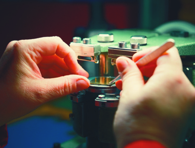 Le soudage des pieds de cadran nécessite beaucoup de précision pour assurer une fixation parfaite