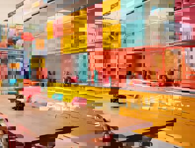 La notion d’équilibre est fondamentale lorsqu’il s’agit de déterminer la couleur de sa cuisine. Le plus simple est de tout miser sur les façades.