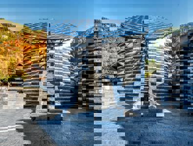 Les deux cloches, qui datent de 1746, sont les seuls éléments récupérés des restes de la petite église balayée par l’avalanche.