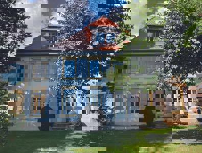 La maison de maître date du XVIIe siècle, mais la façade sud s'ouvrant sur le lac date du XVIIIe.