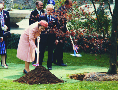 La Reine Elisabeth II plante un arbre à l'exposition horticole et paysagère "Grün 80" à Bâle