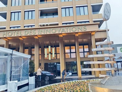 Le bois et la lumière naturelle apportent une dimension humaine et chaleureuse à l’apparence industrielle de l’enveloppe.