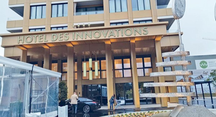 Le bois et la lumière naturelle apportent une dimension humaine et chaleureuse à l’apparence industrielle de l’enveloppe.